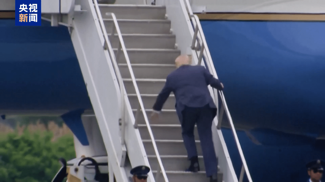 现场视频记录！特朗普差点摔倒，登上空军一号时跌跌撞撞，鲁比奥也绊了一下！此前拜登曾连摔3次，被特朗普嘲讽