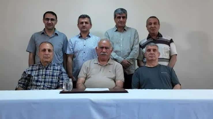 首批库尔德工人党成员在伊拉克北部解除武装，将武器投入焚烧池内销毁！该党领导人此前呼吁放下武器