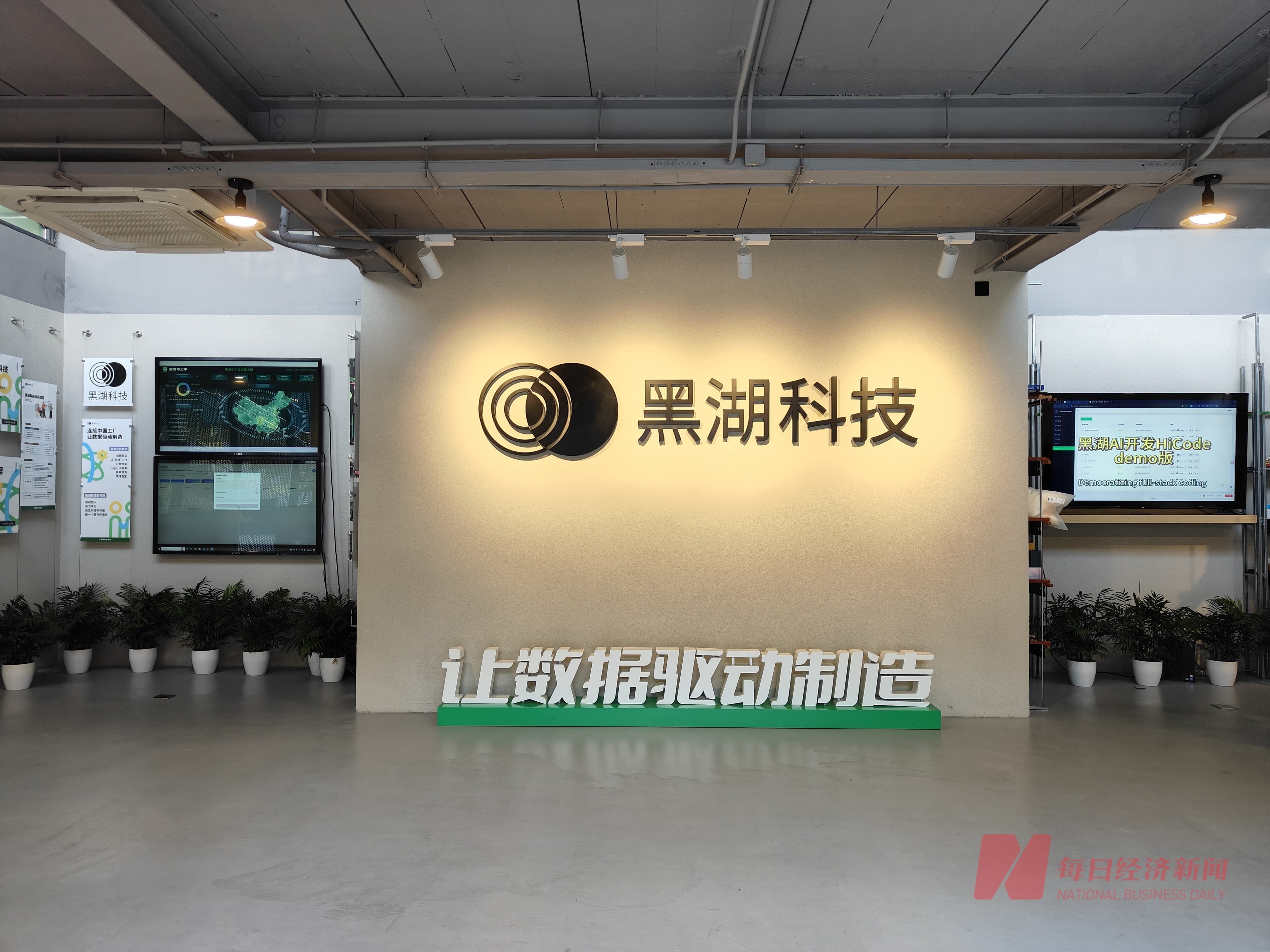 「WAIC 2025」前瞻：机器人打鼓剥蛋、智能体需求爆发、柔性智造浪潮涌现⋯⋯