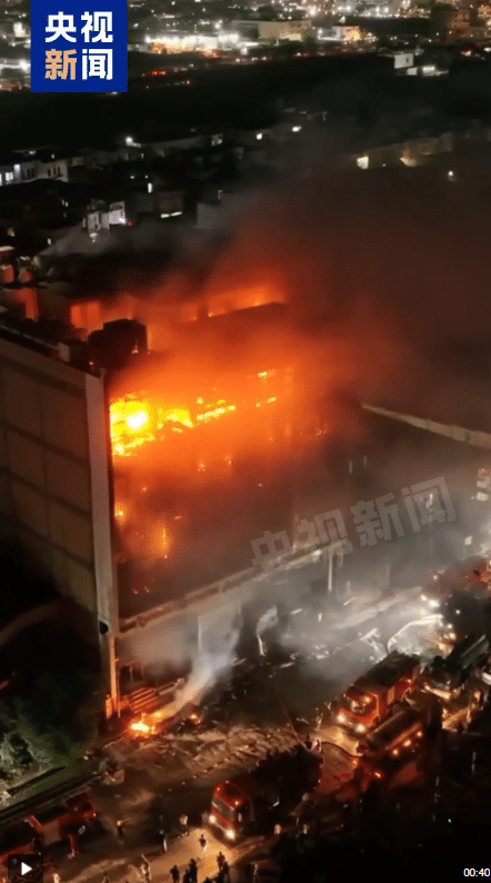 突发！伊拉克一座大型超市发生火灾，近50人死亡！视频显示：大楼高层燃起熊熊大火，多人在楼顶求救