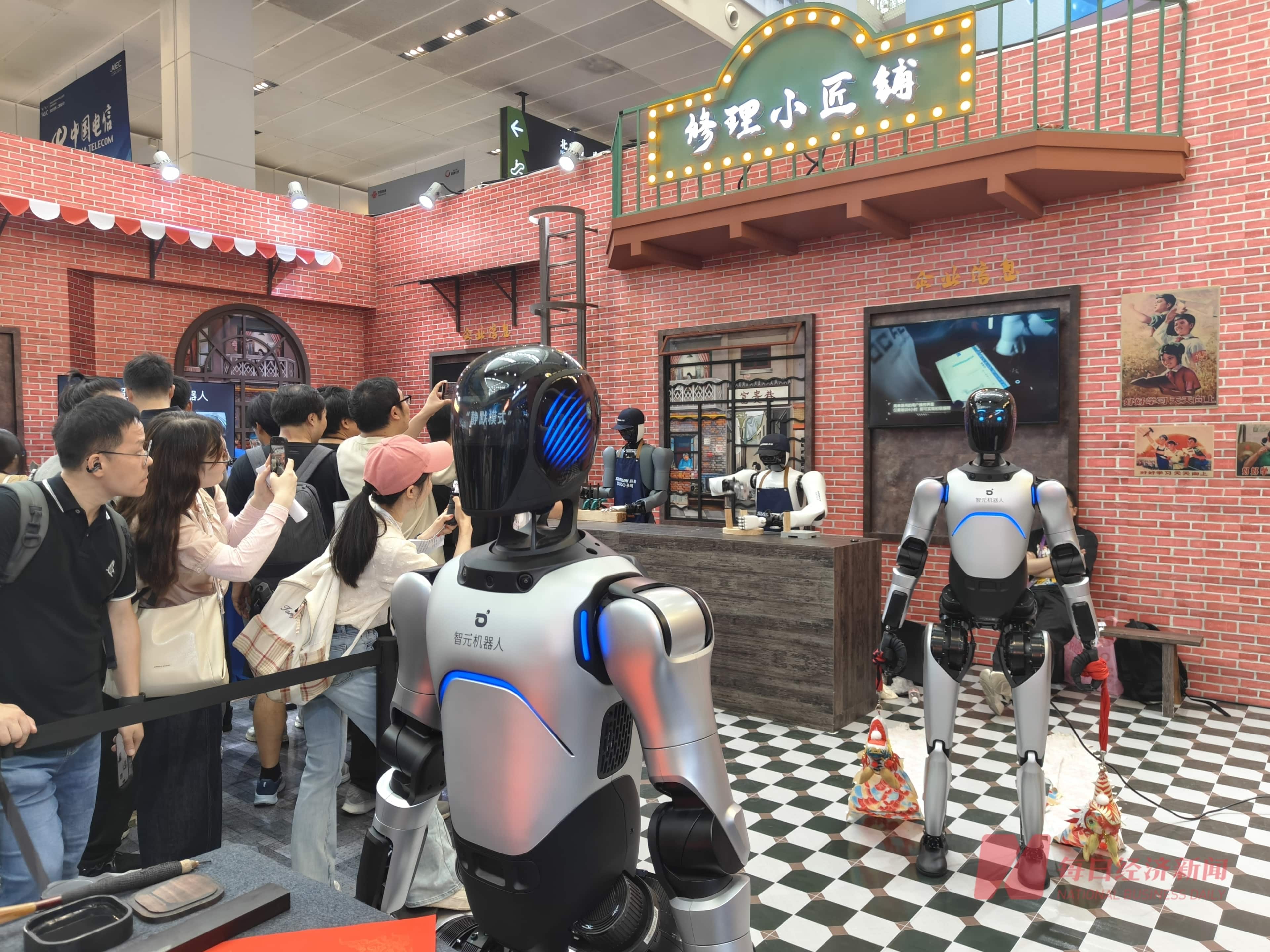 直击WAIC2025 | 首日探馆：大模型丰产下的共舞时代 具身智能与AI终端齐飞