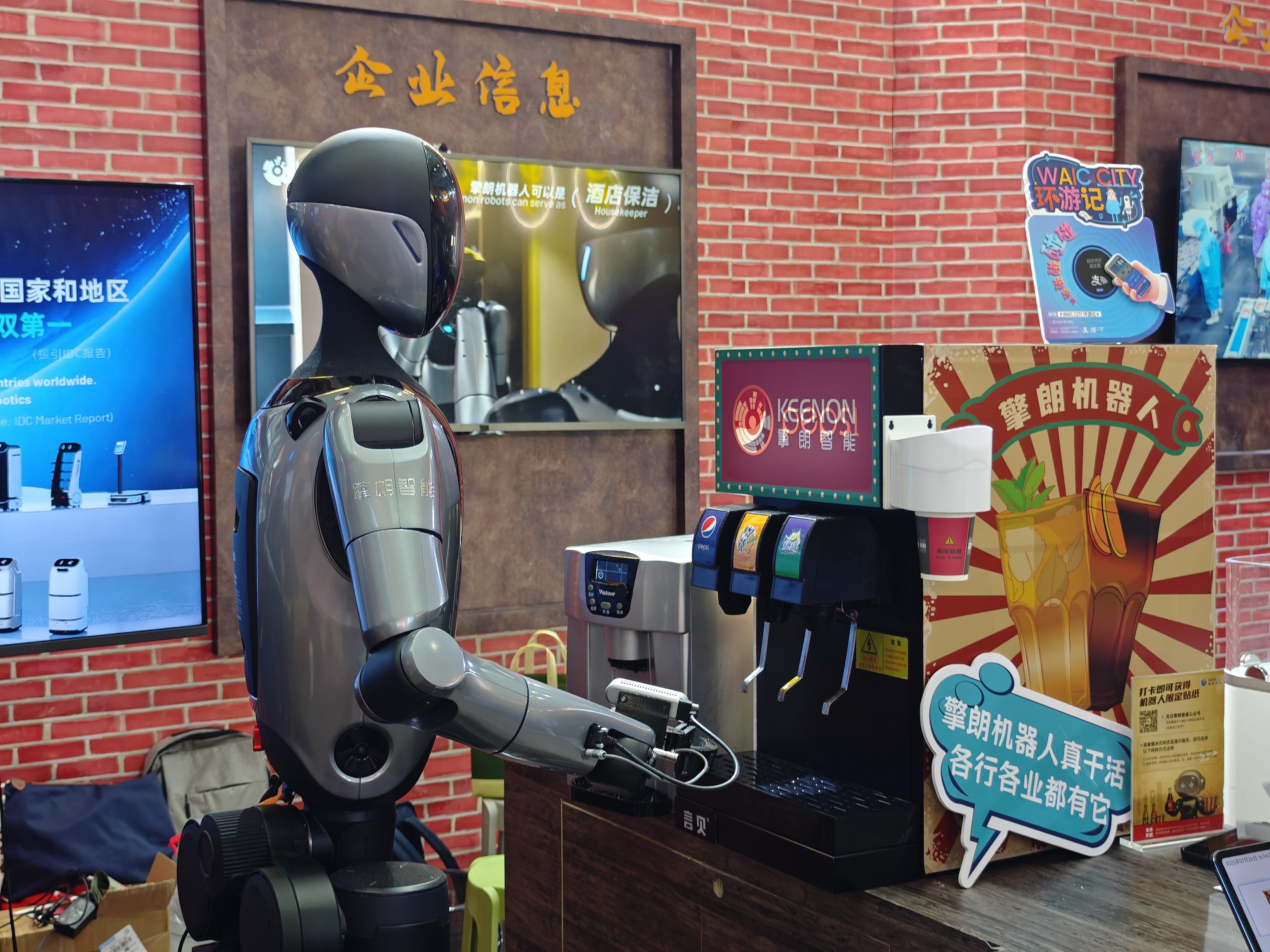 直击WAIC2025丨专访擎朗智能创始人李通：机器人最核心的是满足客户真实需求