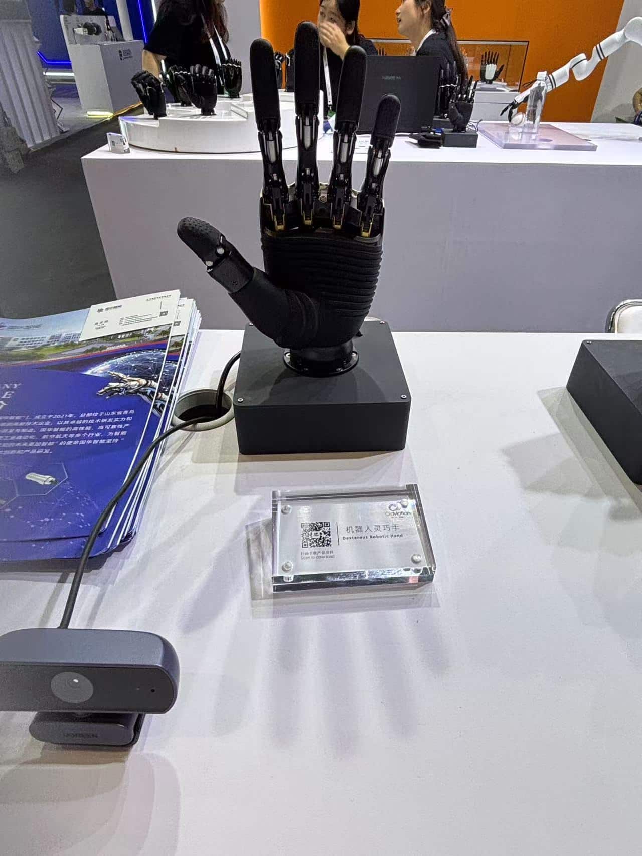 「灵巧手」融资超30亿元 具身智能「最后一厘米」争夺战打响