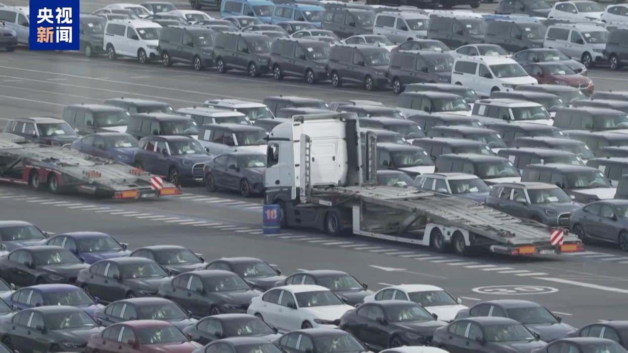 受美关税政策影响 大量汽车积压比利时港口