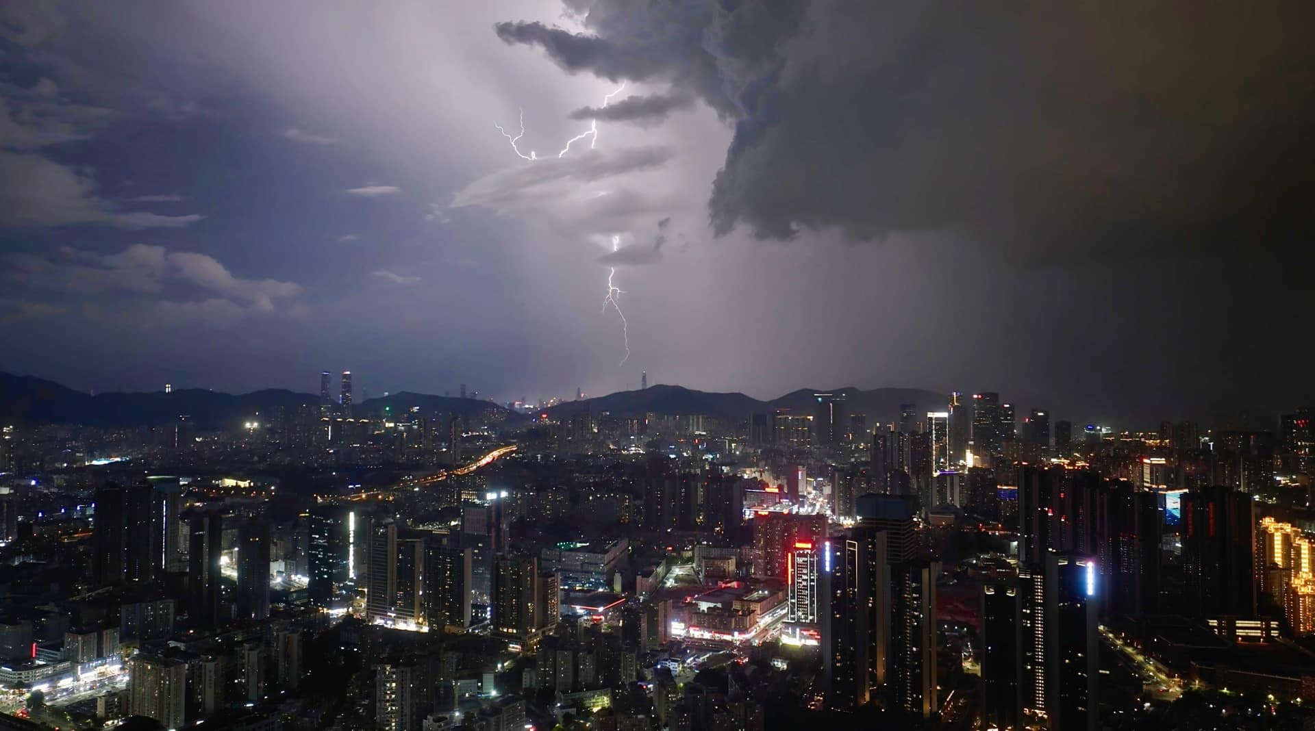 橙色预警！台风「韦帕」加强为台风级，香港挂出「九号风球」！广东多地红色预警，珠海等地实施「五停」