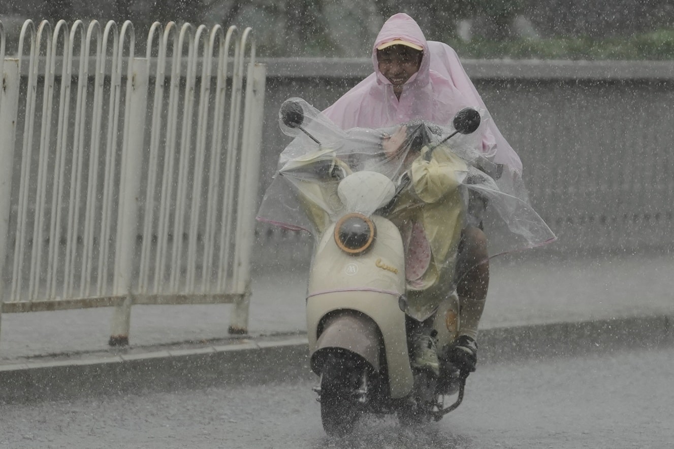 台风、大风、暴雨三预警齐发！江浙沪等地雨势猛烈，河北暴雨洪涝灾害严重！北京发布暴雨橙色预警信号，多地区将出现暴雨