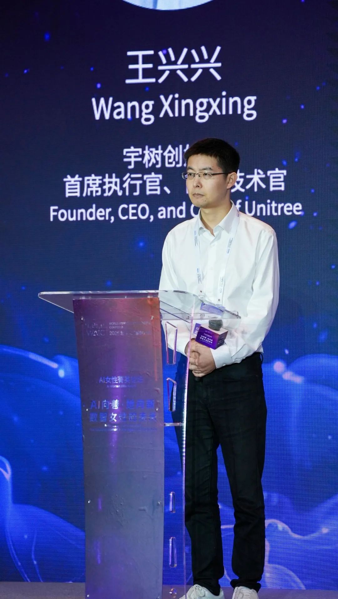 宇树机器人G1表演格斗！王兴兴最新透露：一直用AI写代码，大多数成功率超90%