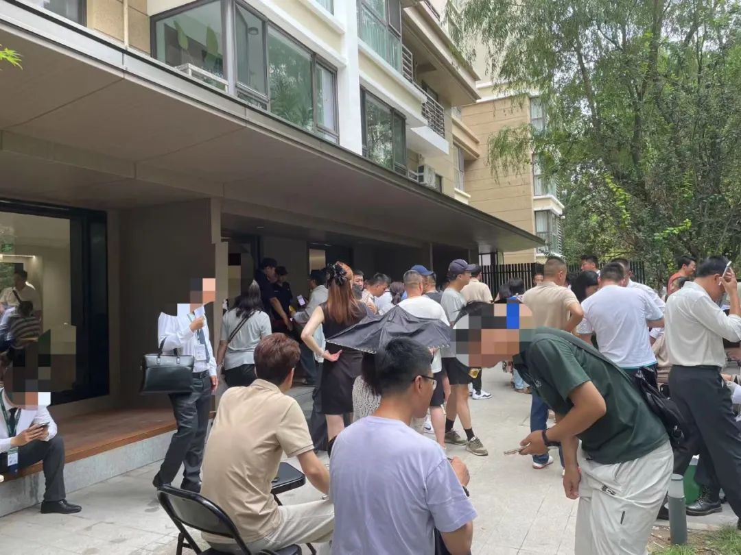 「有客户半夜就来排队了」，现场排号谈价选房，北京朝阳国资13年「新房」被抢购