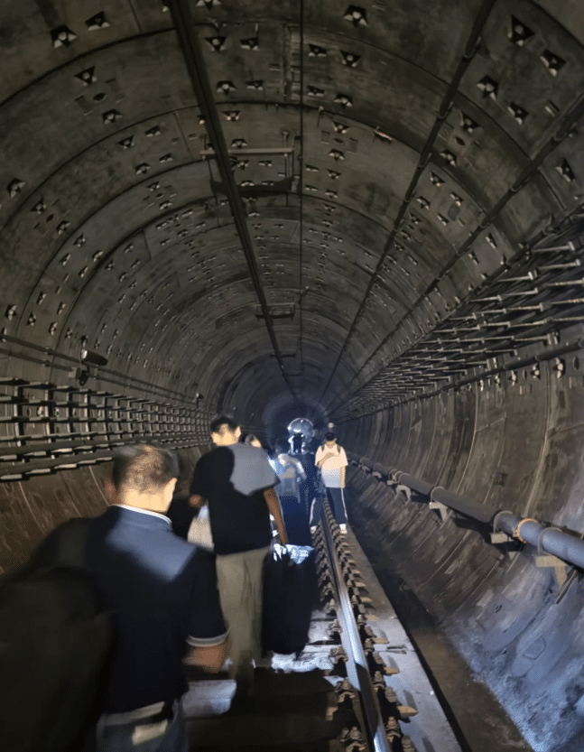 南京地铁昨日下午突发故障，「车厢里有浓烟」，乘客拖行李箱走隧道！官方回应