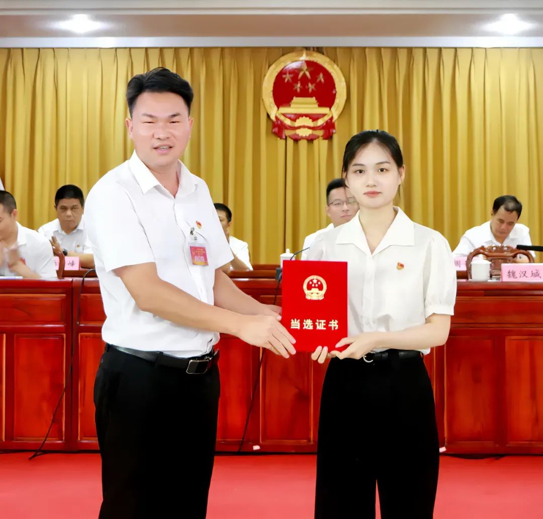 26岁张媛媛当选「全国重点镇」副镇长，4年前参加工作