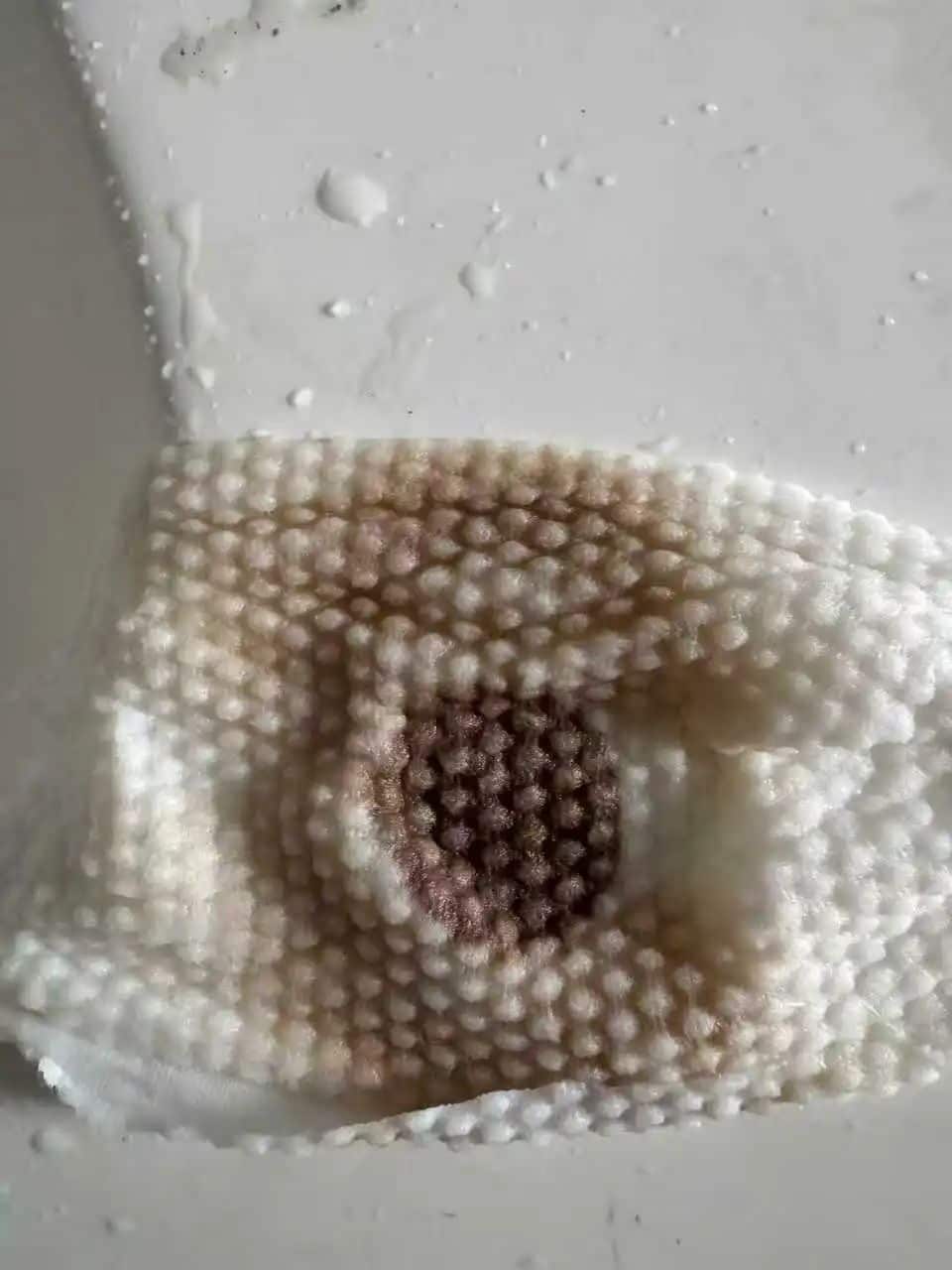 杭州多个小区自来水有异味，水务公司辟谣「粪水管接错」！居民：洗澡去酒店，吃饭去3公里外餐厅