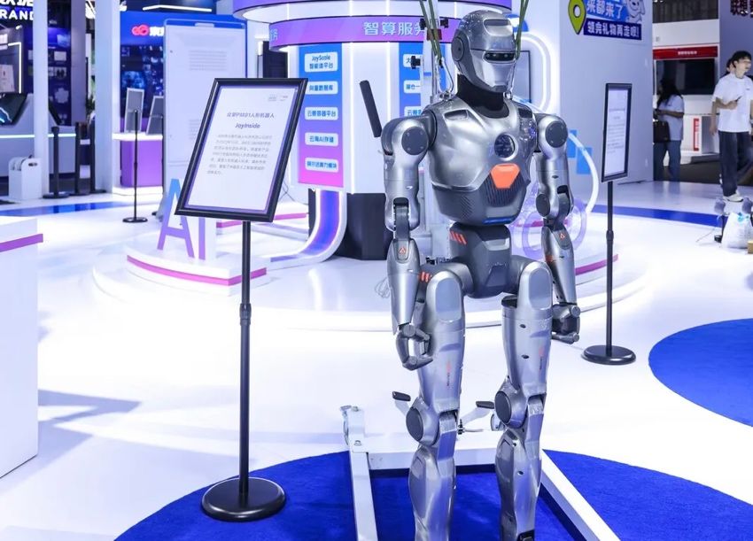 直击WAIC2025丨京东JoyInside引爆「具身智能」新赛道：从工业走向陪伴、家庭服务，市场空间或翻倍