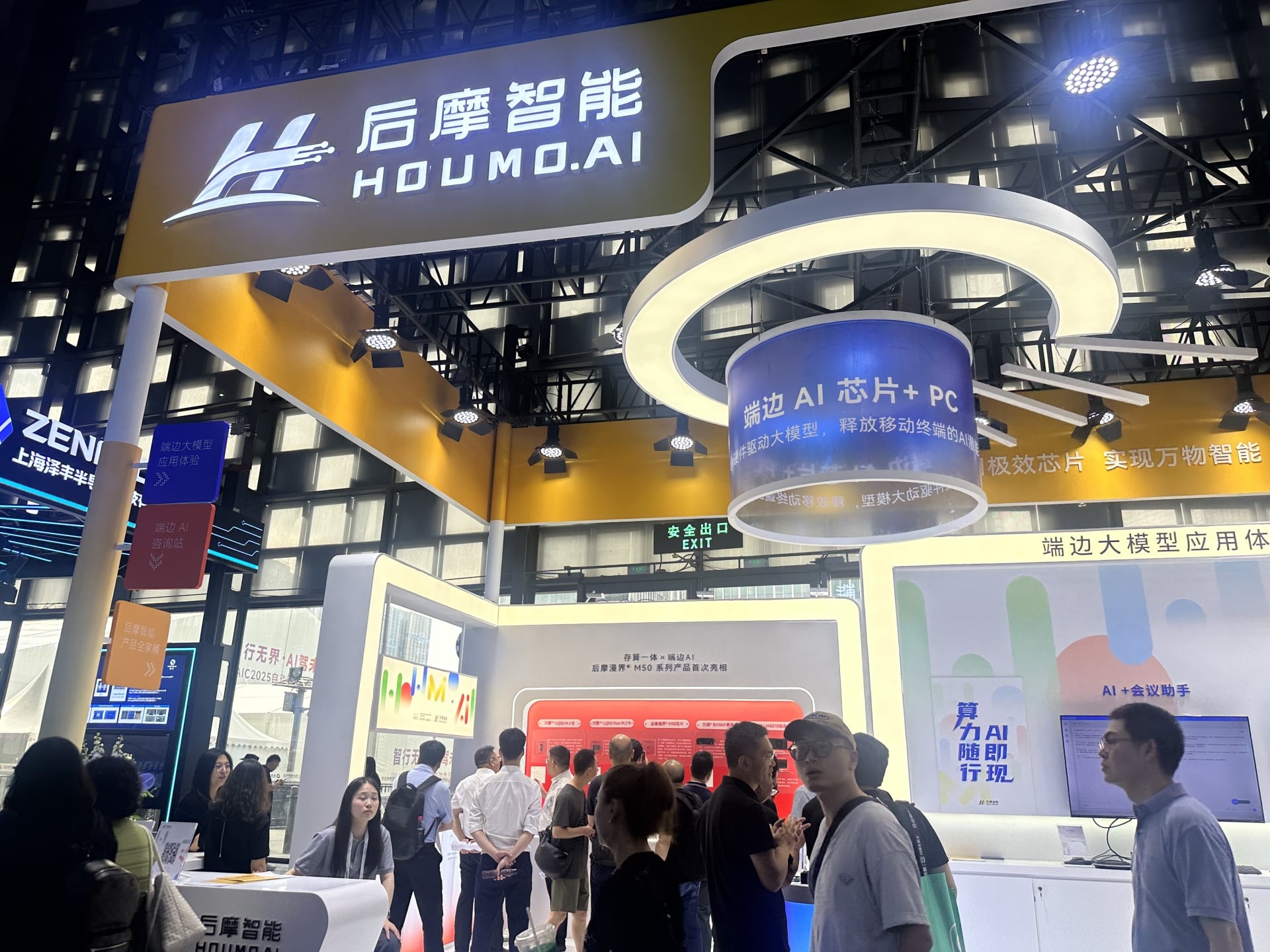 直击WAIC 2025 | 让大模型算力像电力一样随处可得？后摩智能CEO吴强：端边大模型机会巨大