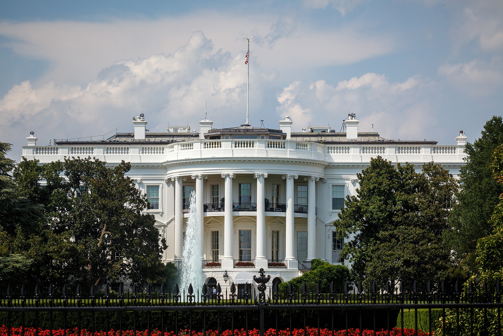 最新！美最高法院为特朗普拆解教育部开绿灯！特朗普政府遭美国多州起诉，发生了什么？