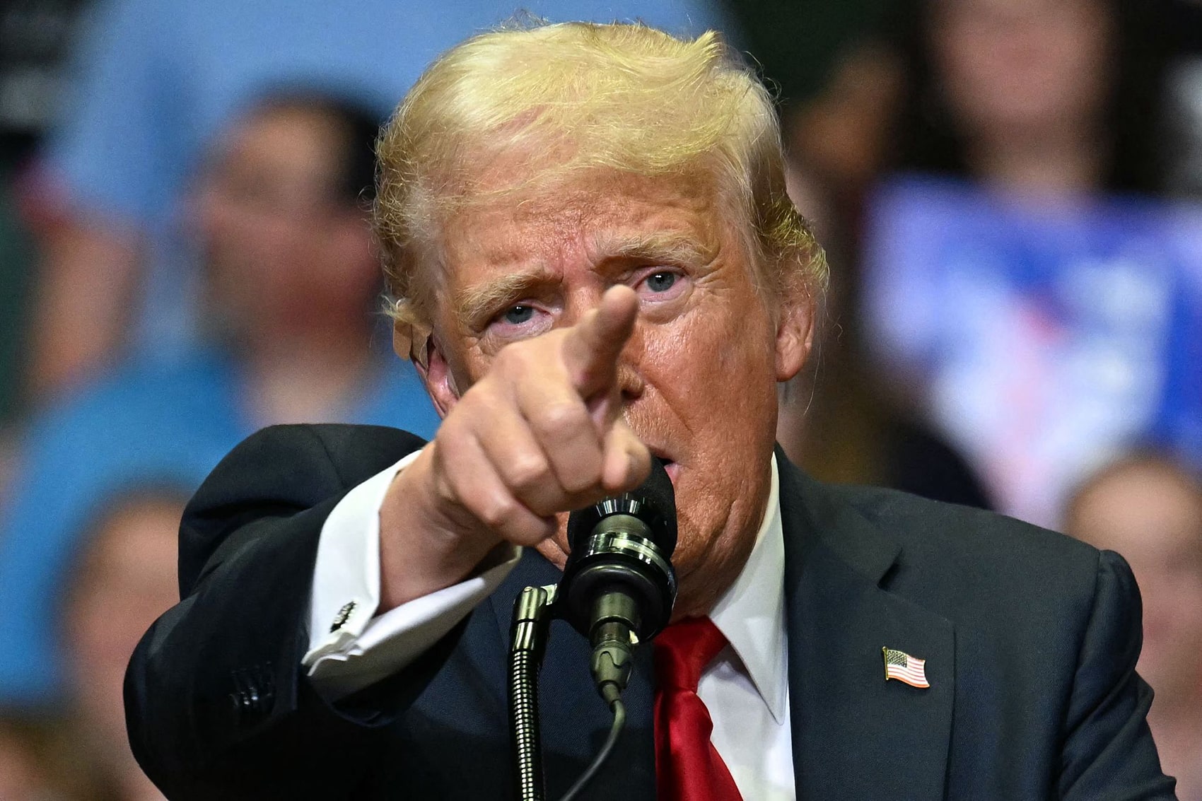 爱泼斯坦案持续升温，特朗普起诉传媒大亨默多克和《华尔街日报》记者！美参议员：FBI被要求特别标记爱泼斯坦案涉特朗普内容