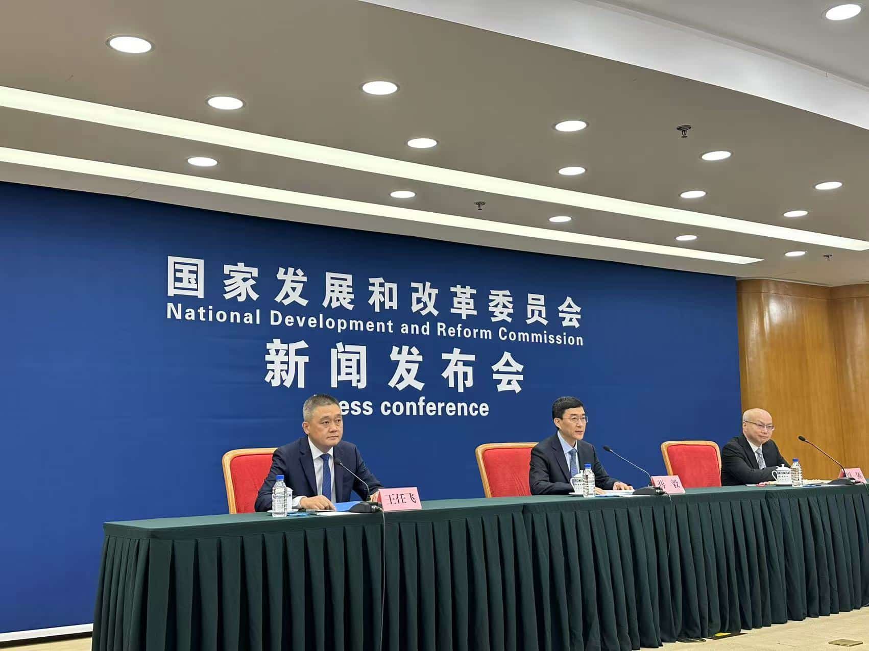 国家发展改革委答每经问：深入实施「人工智能+」行动，大力推进人工智能规模化商业化应用