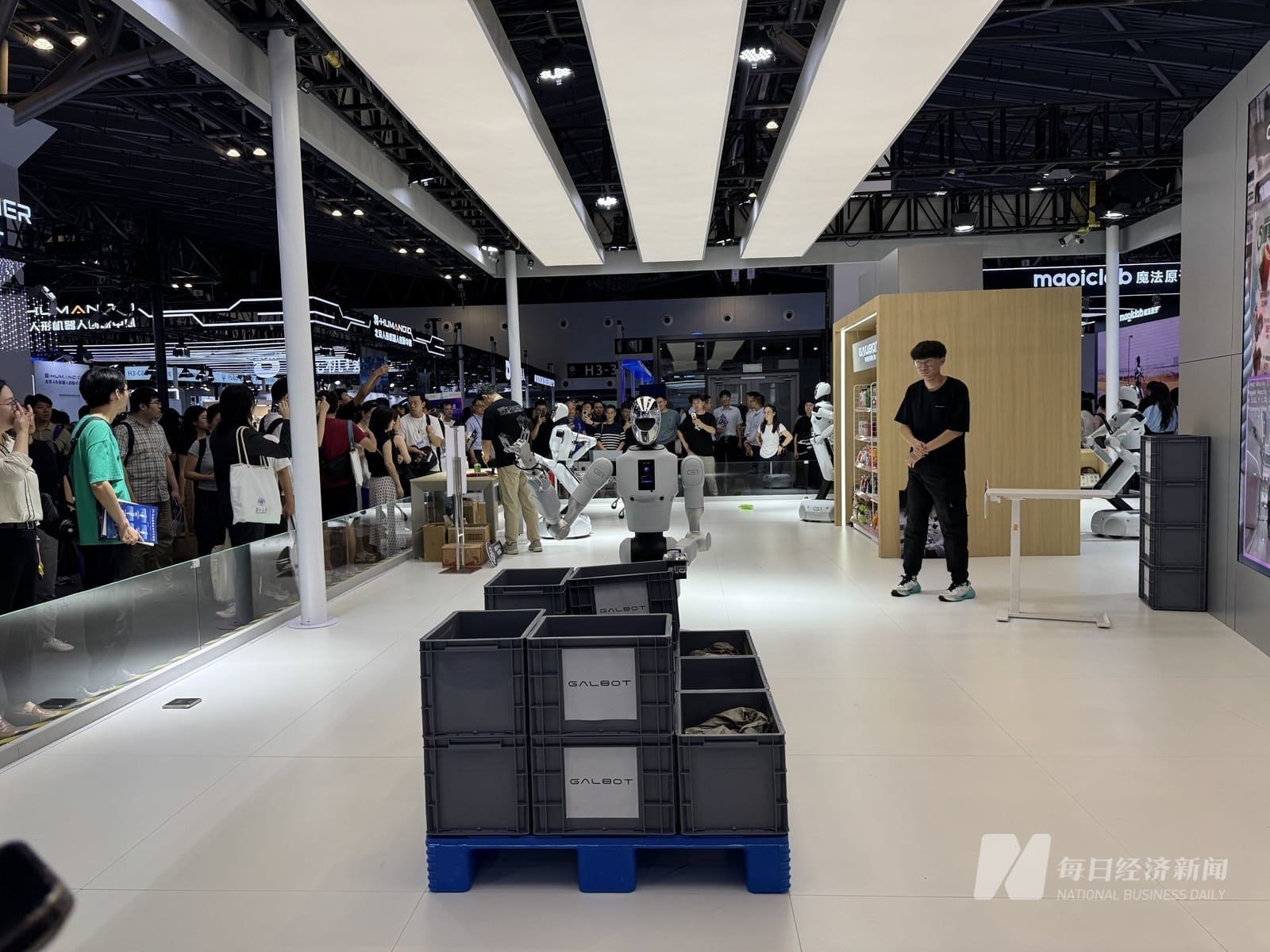 专访银河通用傅强：具身智能不急于追「人形」，先让机器人在货架间「干实事」