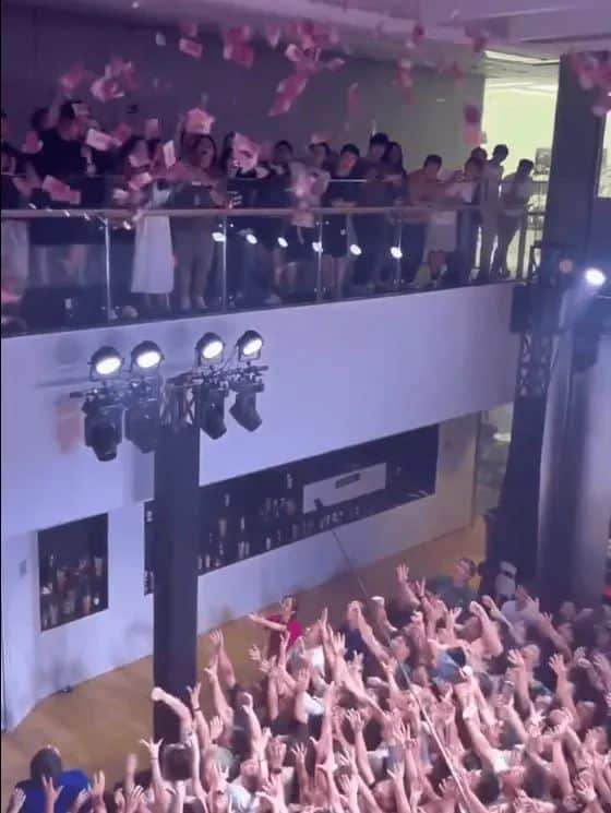 刷屏！影石90后董事长撒钱犒劳团队，公司股价20CM涨停，市值一天大增150亿元！上个月宣布进入无人机市场