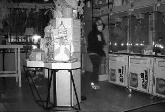 「刚补货就被偷了」，洛杉矶一商店Labubu被4名蒙面男子洗劫，店主：几乎偷走全部Labubu库存，其他商品都没动