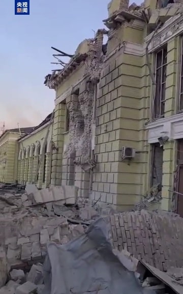 乌克兰哈尔科夫州遭袭，火车站严重受损！俄联邦对外情报局：英国计划「大规模围剿」俄「影子船队」