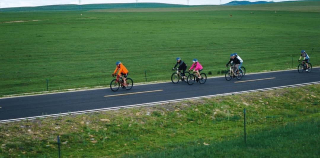 董宇辉出走1年，东方甄选股价暴涨超200%，正在内蒙古「游山玩水」的俞敏洪，做对了什么？