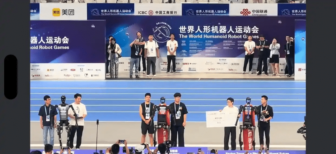 首金诞生！宇树秧歌机器人1500米决赛6分34秒夺冠，第二名没用遥控器！王兴兴：H1也具备不用遥控器的能力