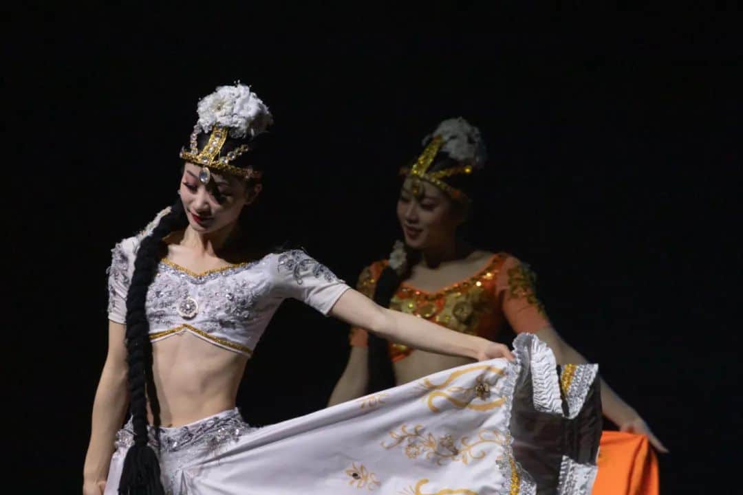 微信、微博、小红书、抖音投放，再到直播、网红孵化，宋城演艺半年花掉7870万元销售费用，净利润仍大降27.4%