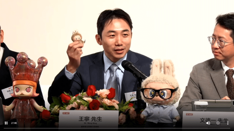 「相信能成超级爆款」，LABUBU上新mini版，可挂手机上！泡泡玛特上半年营收大增，股价飙涨，CEO王宁：营收300亿元很轻松