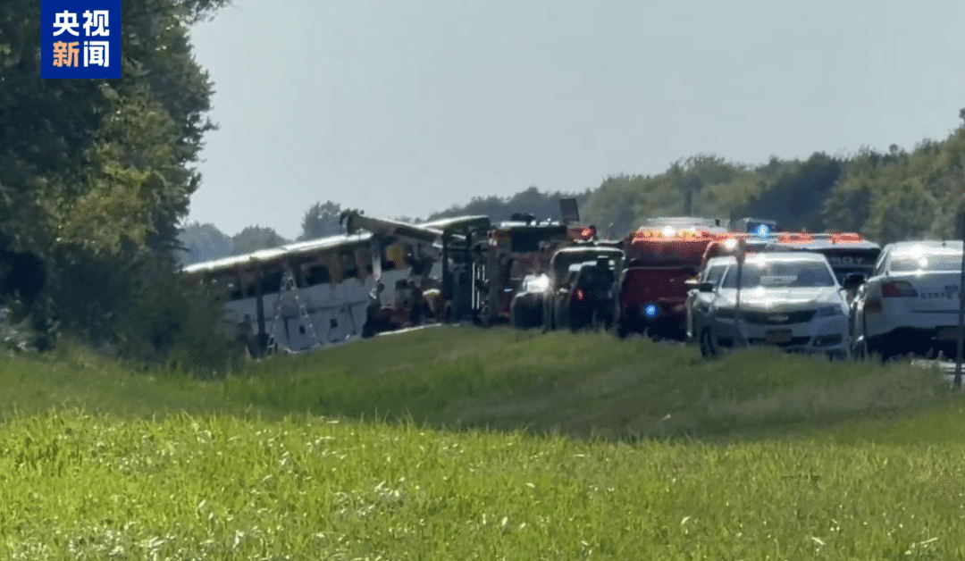 6名中国公民受伤，其中1人重伤！美国纽约州一旅游大巴翻车，已致5人死亡数十人受伤！美媒：大多数乘客没系安全带