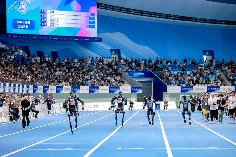 人形机器人运动会上首个「百米飞人」诞生 天工夺冠