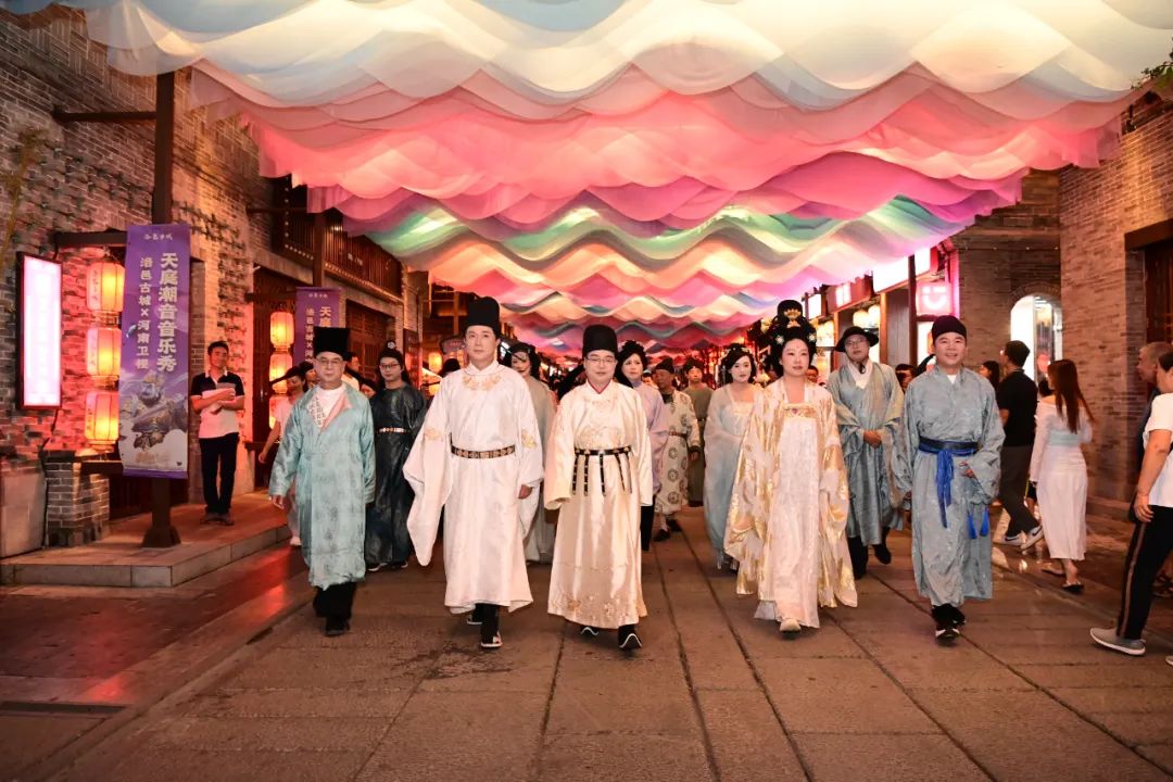 不亮身份，自掏腰包，区委书记、区长下班后体验汉服，了解市场