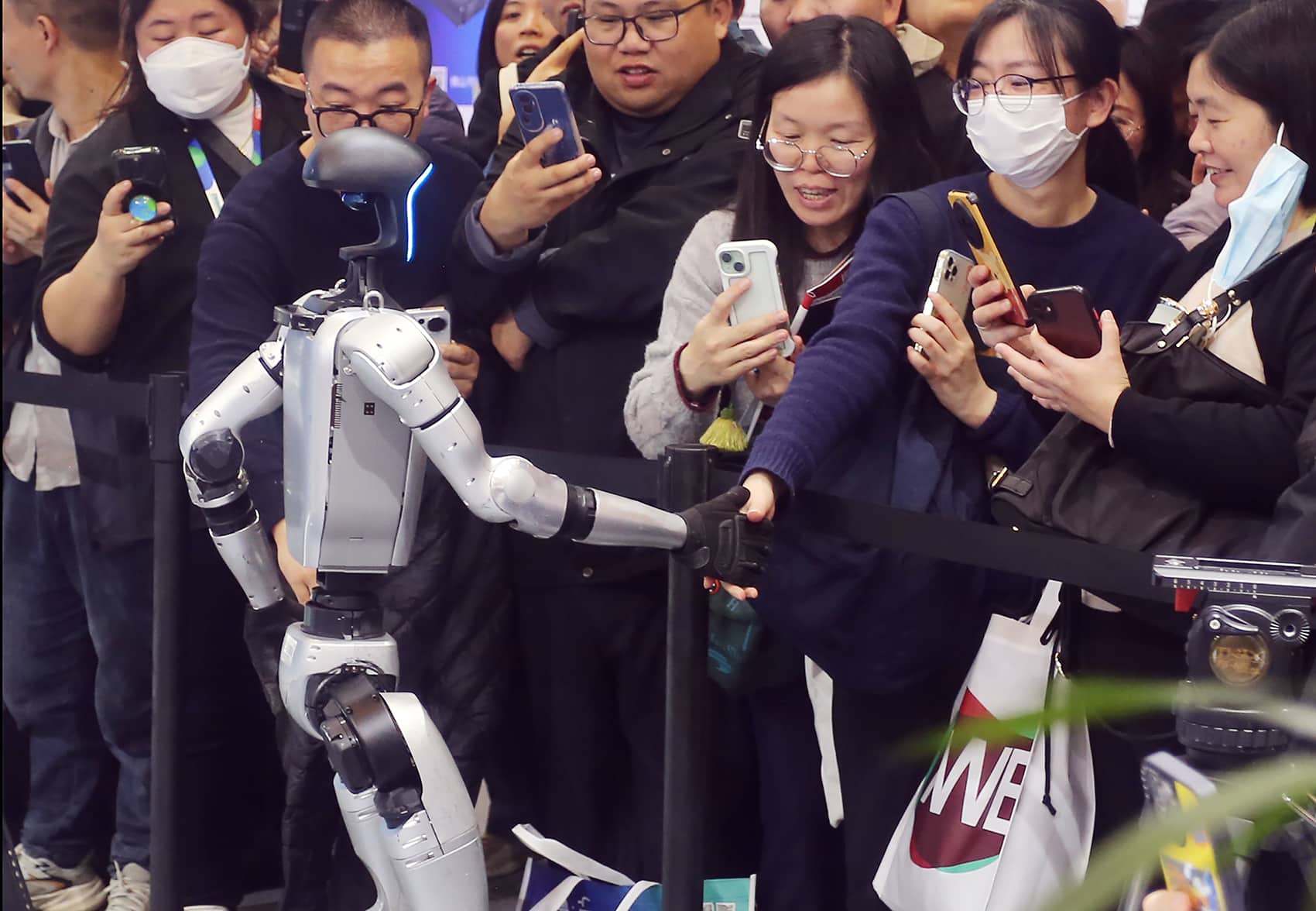 宇树科技王兴兴最新发声：未来2~5年智能机器人的重心是大模型、低成本硬件、算力！