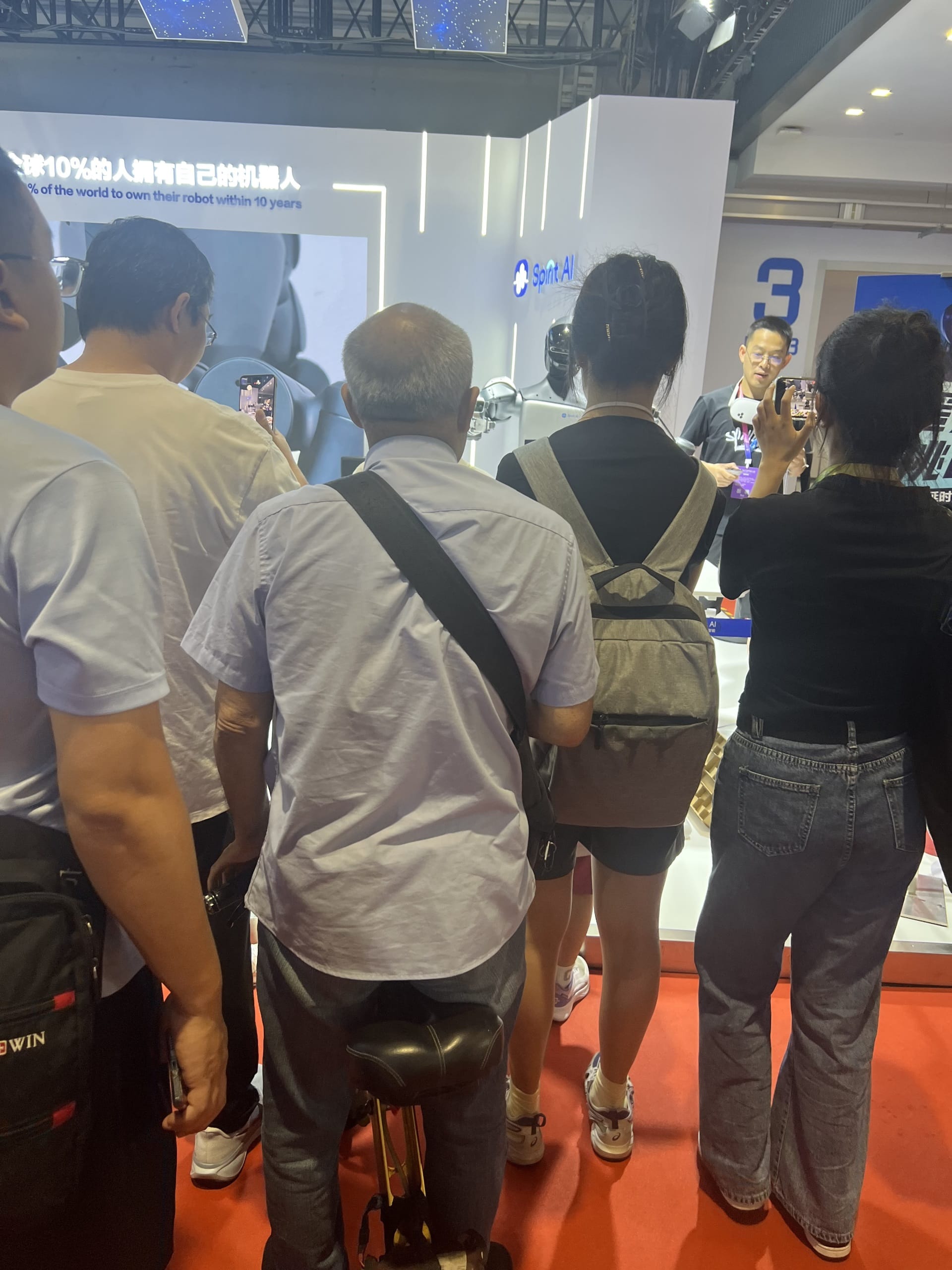 130万人报名！2025世界机器人大会火热开幕：人形机器人炫技「迪厅」，80岁老人骑小车逛展