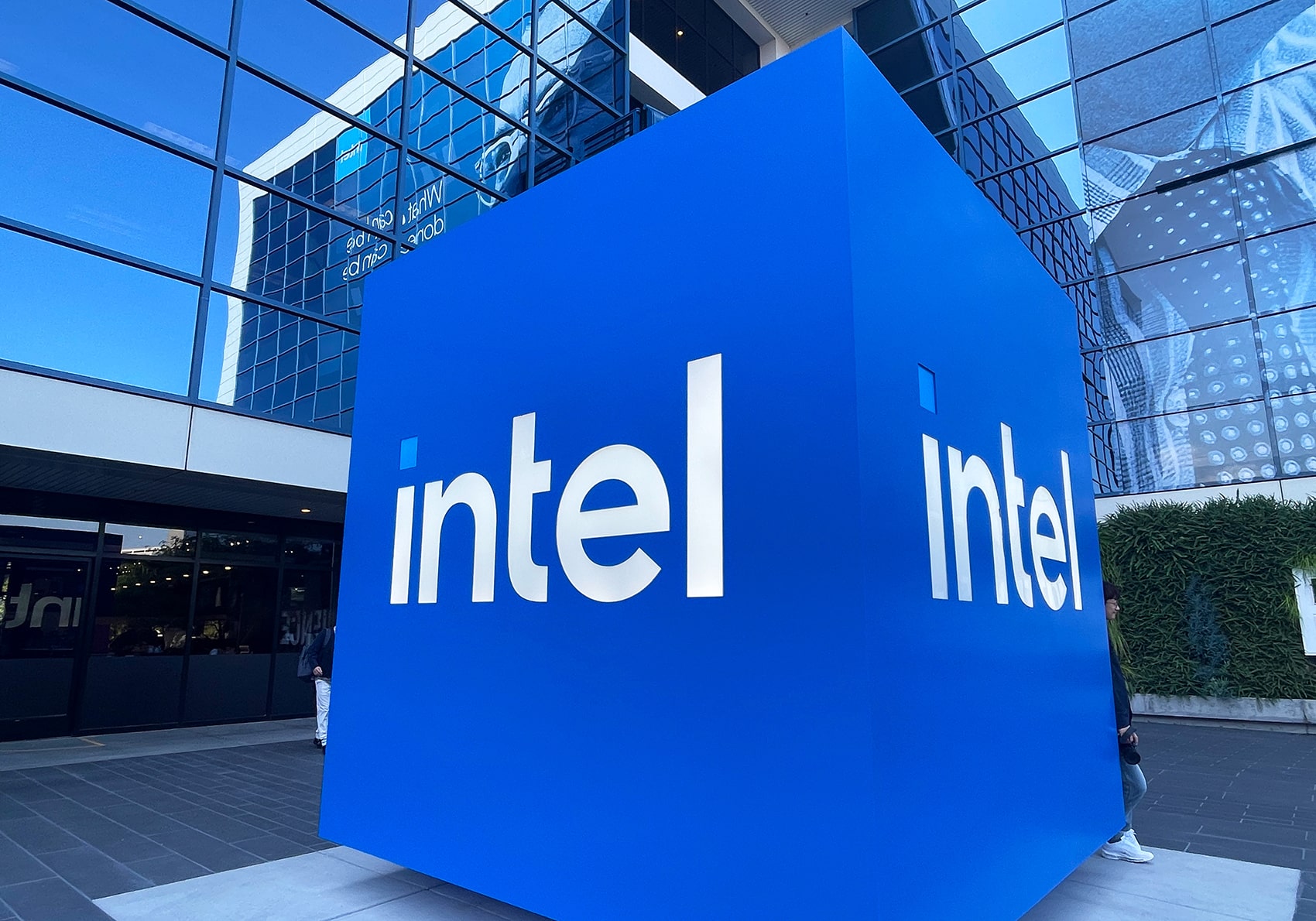 这家芯片巨头与美国政府达成股份收购协议！公司股价一夜大涨超5%，市值飙升408亿元