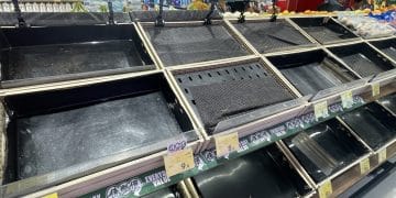 迎战超强台风「桦加沙」：香港沙包派发增3倍、多区商铺关停，深圳实行「五停」、封闭部分地下通道