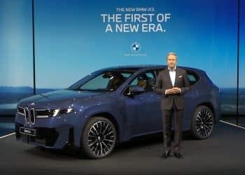 新世代首款量产车全球首秀！2027年前推40余款新车，宝马齐普策：中国是全球汽车行业技术竞赛的决胜场