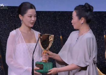 39岁辛芷蕾凭《日掛中天》获威尼斯影后，为第三位获此奖项华人女演员，其哽咽发言：曾吹牛想成为国际巨星，妈妈你看