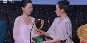 39岁辛芷蕾凭《日掛中天》获威尼斯影后，为第三位获此奖项华人女演员，其哽咽发言：曾吹牛想成为国际巨星，妈妈你看