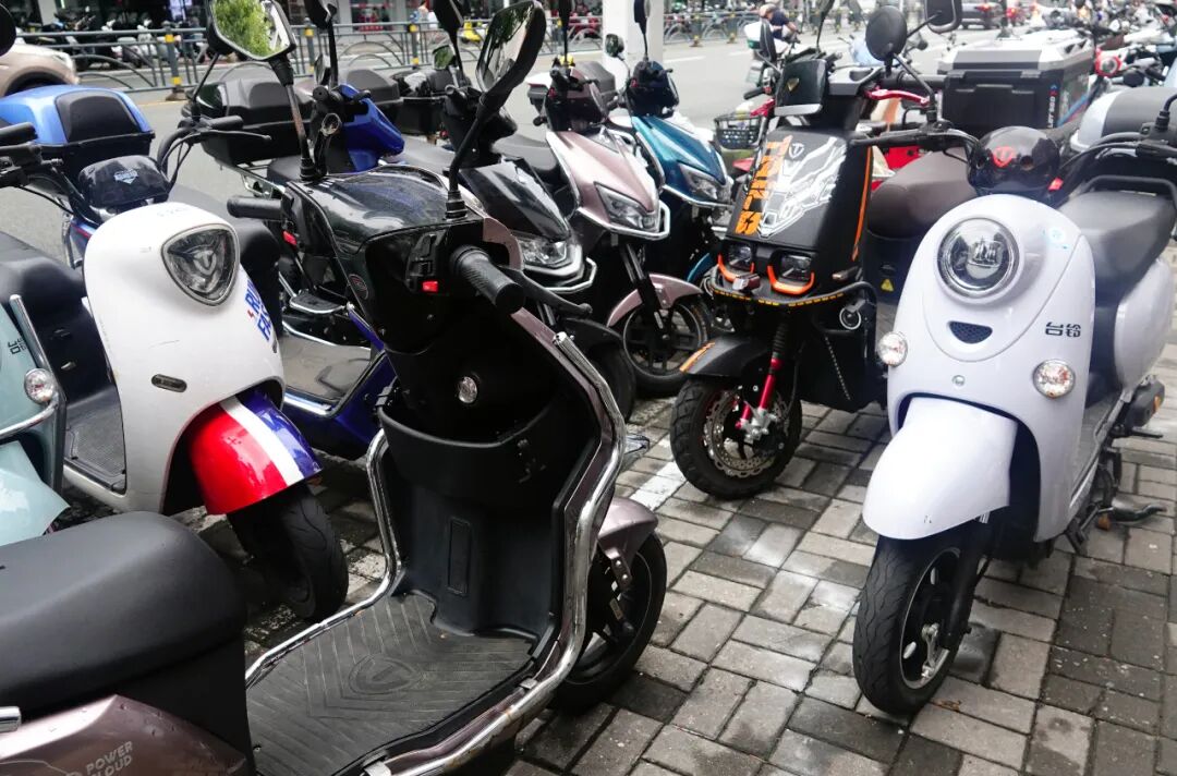 电动自行车「新国标」明起实施：时速不超25公里，超速自动断电；北斗定位功能可自行关闭；旧标车还能卖3个月