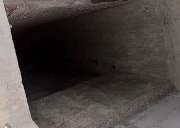 西安11岁男孩坠入小区10多米深井身亡，物业仅设泡沫隔离物遮挡，3人已被控制！记者实探：小区曾烂尾十年，至今多处仍在施工