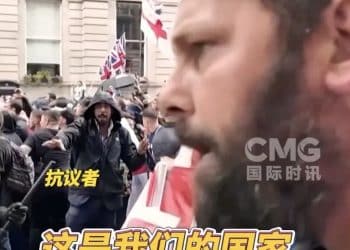 超10万人参加，伦敦爆发大规模抗议活动！抗议者和警察发生暴力冲突，马斯克「意外现身」，他呼吁英国「更换政府」