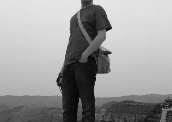 数百人送别云海肴创始人赵晗，挚友：他是个运动爱好者，一出现就是笑；员工：他是没架子、坐经济舱的「非典型老板」