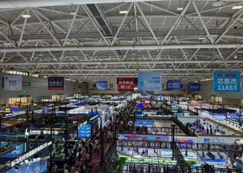 中际旭创、新易盛、网传Oracle主供商现身光博会 1.6T样品集中亮相 也有从业者担心AI泡沫