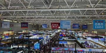 中际旭创、新易盛、网传Oracle主供商现身光博会 1.6T样品集中亮相 也有从业者担心AI泡沫