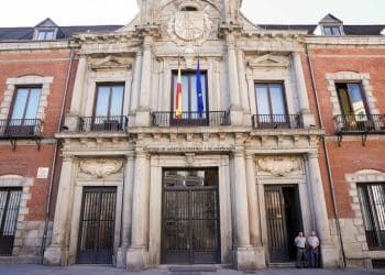 中美在西班牙就有关经贸问题举行会谈