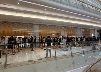 实探17系列首发！Pro被冷落、标准版受追捧 店员直呼「有点忙不过来了」