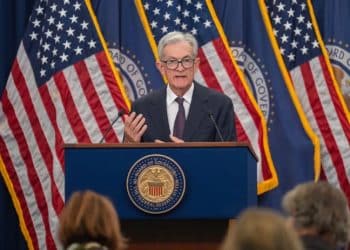 鲍威尔称「美联储正在裁员10%」 专家：降息25基点太少 50基点太多