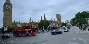 伦敦超10万人参加反移民游行 马斯克视频亮相呼吁英国「更换政府」