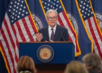 特朗普的「沉默48小时」：揭秘美联储降息背后 鲍威尔如何赢得一场11:1的独立性之战