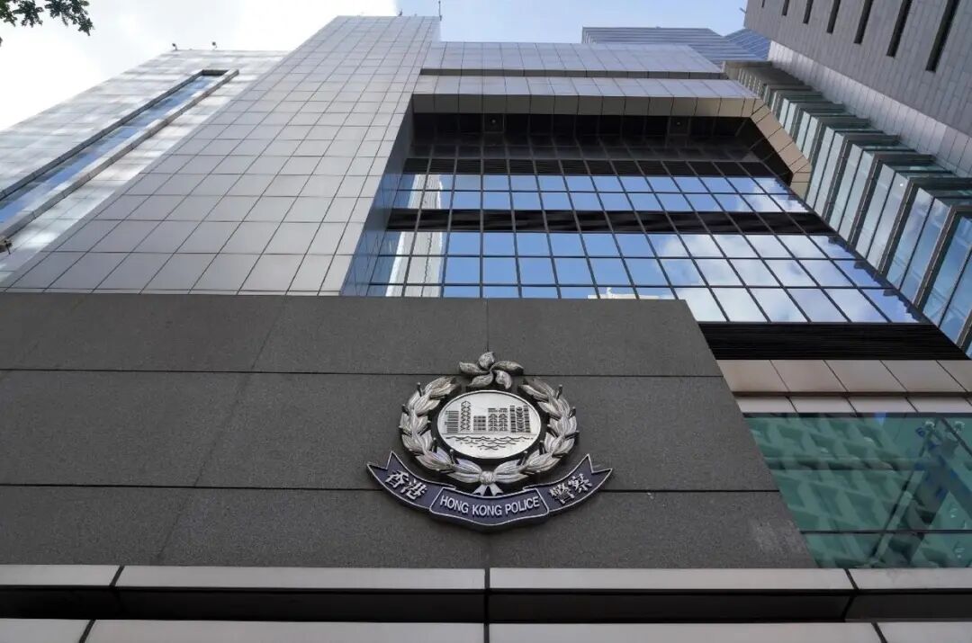 香港一警察被骗至柬埔寨诈骗园区，因持有警察证被放走，香港保安局回应：警方已与其取得联络，确认身处柬埔寨